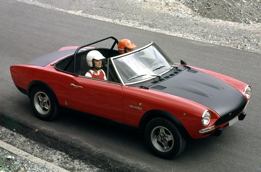 Fiat 124 Abarth Rally на промо-фотографии 1972 года красуется с открытым верхом. В реальности никто из обладателей «Абарта» так не ездил: ведь складного верха на этих машинах не было в принципе — только съёмная жёсткая крыша