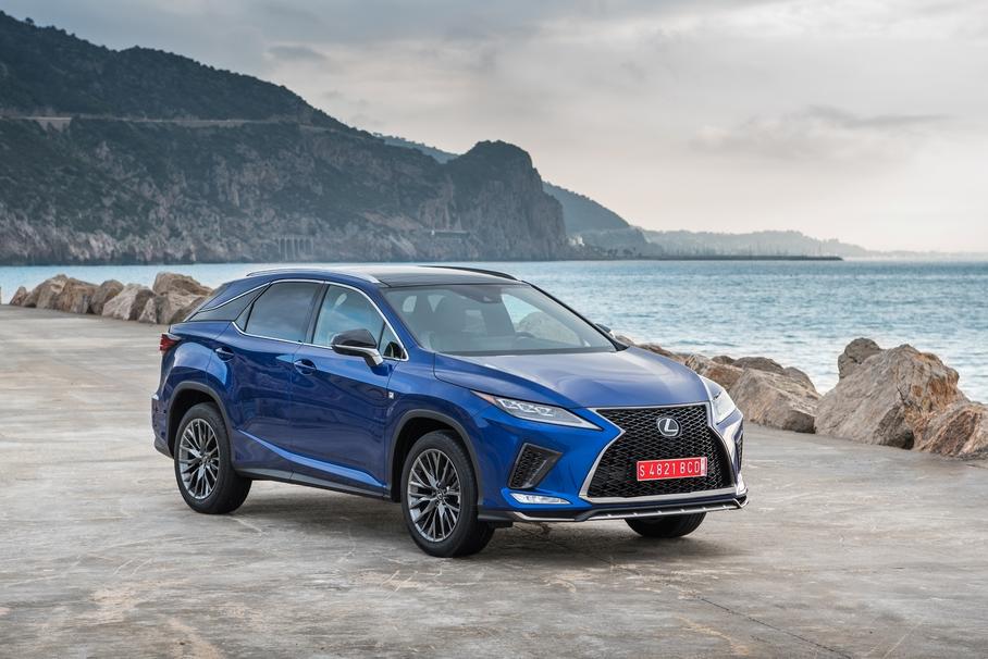 Исполнение F-Sport отличается более агрессивной внешностью (другая решетка радиатора, иные бамперы, черные накладки на зеркала и особый рисунок дисков), креслами с развитой боковой поддержкой, панелью приборов, отделкой салона и спортивной настройкой подвески