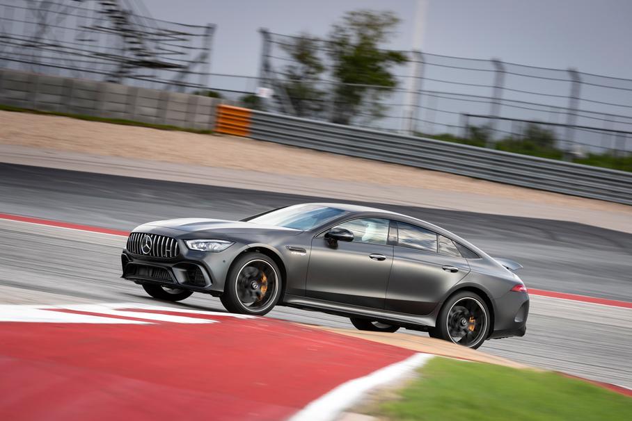 Фирменный звук AMG на месте: хриплый, низкий, раскатистый. С рявканьем на переключениях вверх под тягой и с отстрелами при сбросе газа