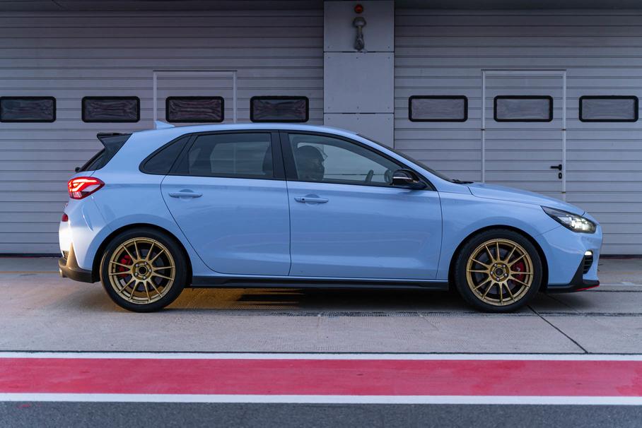 На дисках OZ Superleggera i30 N смотрится даже лучше, чем с заводскими колесами!