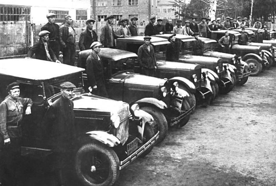 1930-е годы. Первые Форды, собранные на заводе КИМ.