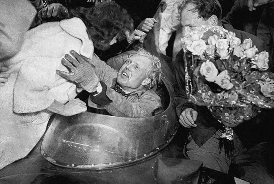 Майк Хоторн и Ивор Буэб празднуют победу в «24 часах Ле-Мана» 1955 года