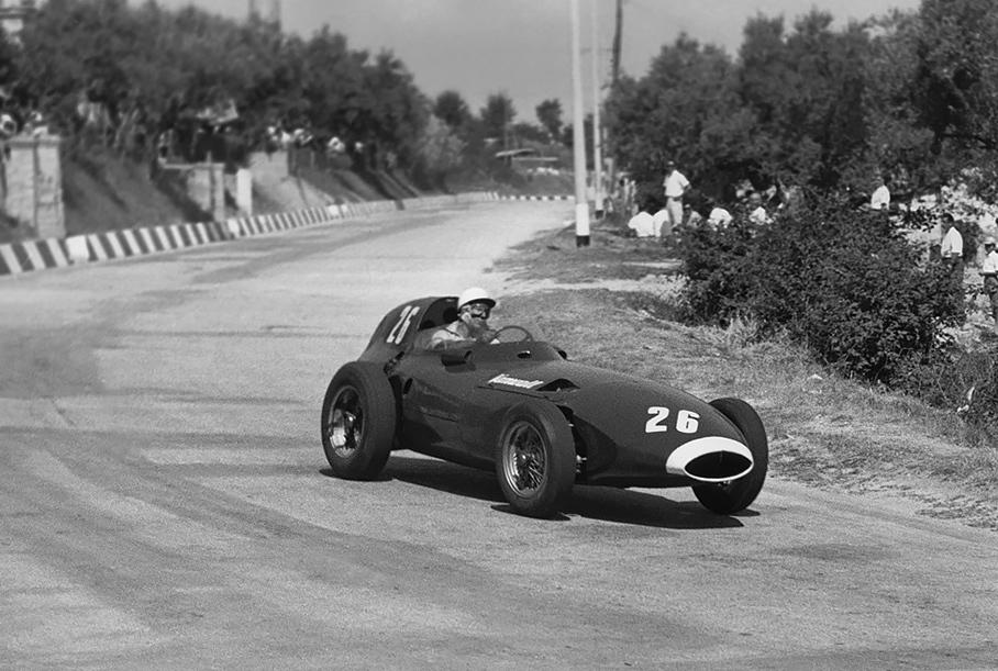 Победу в Пескаре праздновал Стирлинг Мосс. Гонщик Vanwall на втором круге опередил Луиджи Муссо на Ferrari и в дальнейшем удерживал лидерство ― к финишу преимущество британца над ближайшим преследователем превысило три минуты. Что касается Муссо, то из его Ferrari 801 вытекло все масло, заставив спортсмена прекратить борьбу. На этом масле поскользнулся досрочный чемпион мира Хуан Мануэль Фанхио: аргентинец угодил в аварию, однако смог вернуться на трассу и даже финишировать вторым.