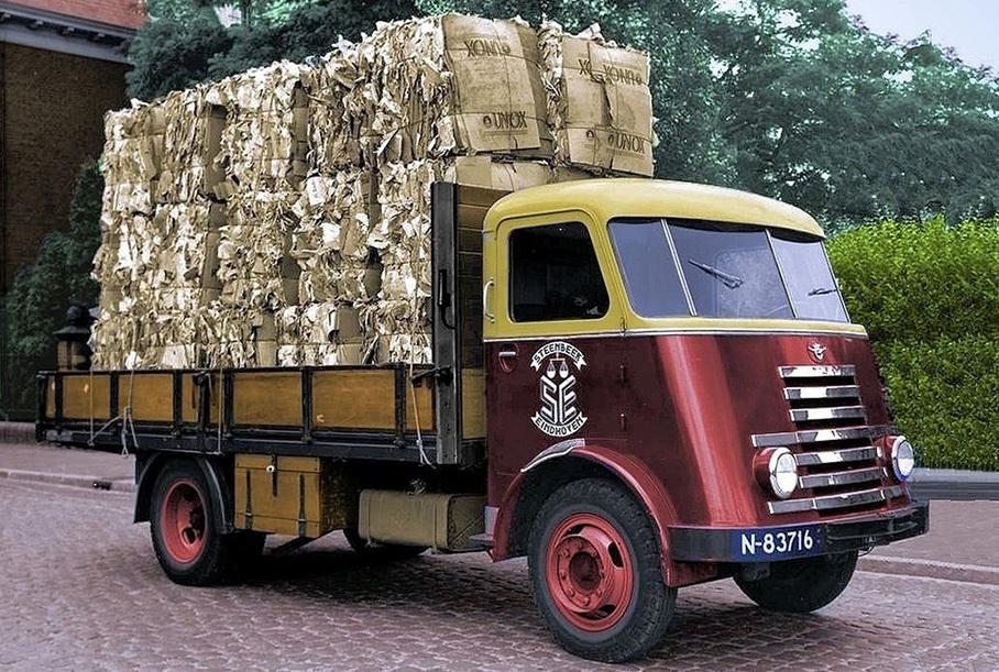 Компания DAF началась в 1928 году с мастерской в помещениях действующей пивоварни. Она выпускала погрузочное оборудование и прицепы. В 1932 появилась известная аббревиатура-имя, а к 1940 было налажено производство полноприводных трансмиссий для грузовой и армейской техники. После войны сделали первый собственный грузовик, а в 1958 году и городскую малолитражку