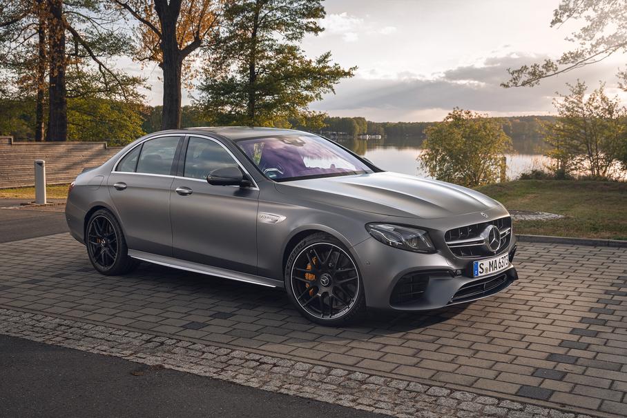 Знакомим самый быстрый седан Mercedes-AMG с его прародителем