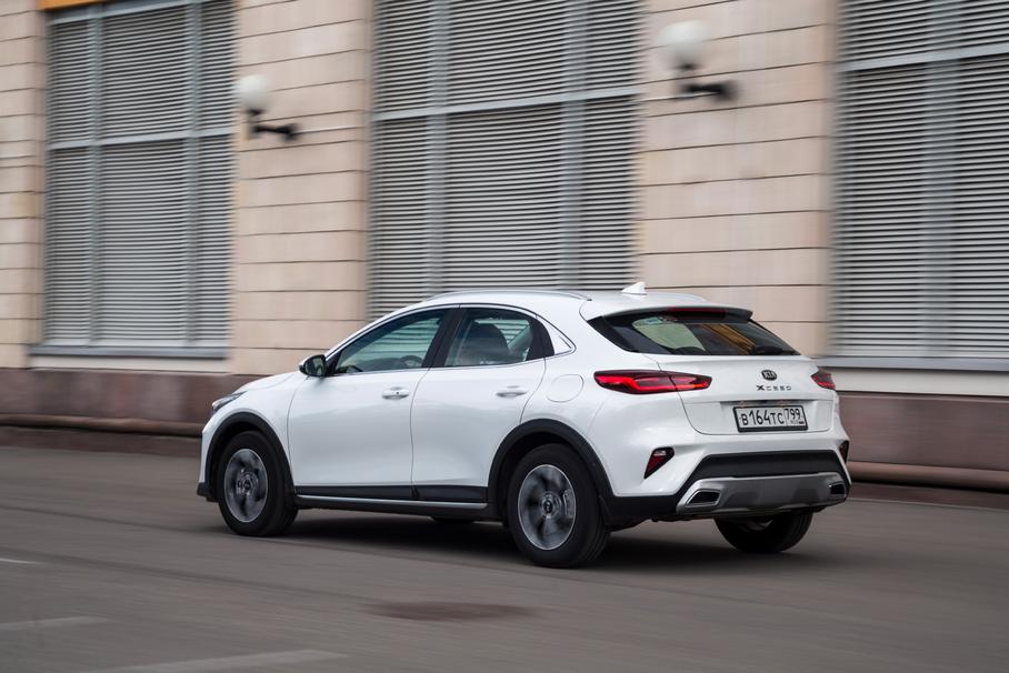 По шумоизоляции Kia вполне сравнима с BMW. Но не потому, что XCeed такой тихий, а потому что «двойка» совсем не бесшумная. В целом акустический комфорт приемлем, а доминируют по звукам во время движения также арки