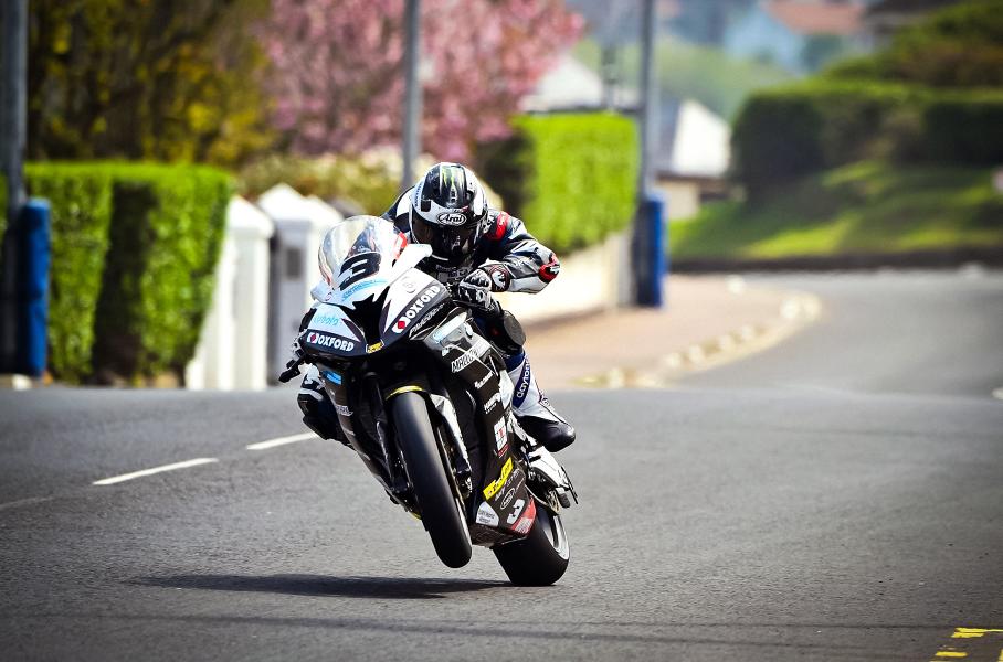 Великая и смертоносная гонка Tourist Trophy на острове Мэн