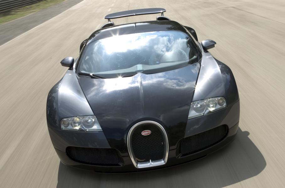 В отличие от Veyron 16.4 Super Sport, обычный Вейрон располагал мощностью в 1001 лошадиную силу и 1250 Нм крутящего момента. Чтобы машину можно было остановить с огромных скоростей, её снабдили композитными тормозными дисками из армированного углеволокном карбида кремния. Стояночный тормоз был оснащен АБС на случай отказа основной системы, хотя последнее и невозможно