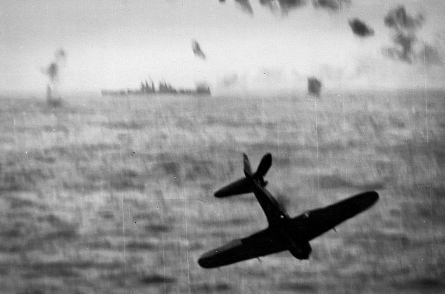 Mitsubishi A6M за мгновение до падения в океан рядом с американским авианосцем Essex
