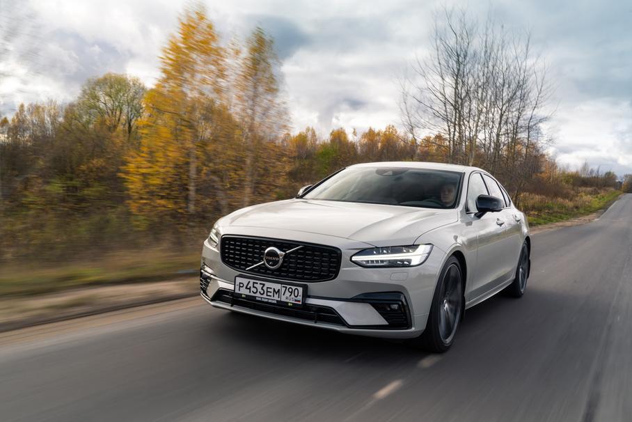 Volvo демпфирует неровности чуть торопливее, чем Mercedes. Это лучше при динамичном стиле езды — жаль только, что во всём остальном автомобиль на него не слишком ориентирован. А ещё у S90 традиционно для машин этой марки большой диаметр разворота — только на них я не могу попасть в привычное парковочное место с первого раза