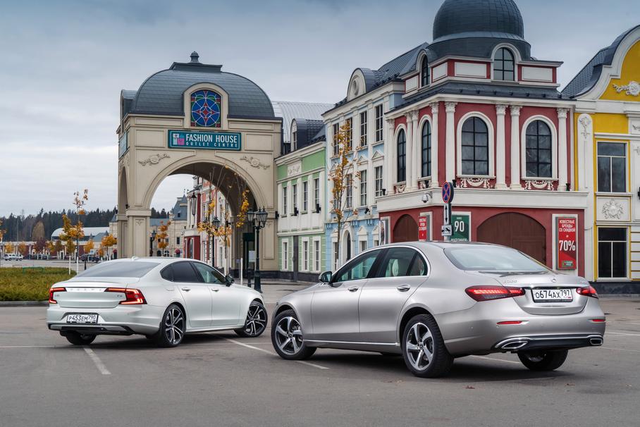 Volvo в исполнении R-Design — это не совсем уместный спортивный имидж. Чёрный глянец, большие колёса и агрессивные бамперы вводят в заблуждение, заставляя надеяться, что этот седан хоть как-то удовлетворит водителя с бензином в крови