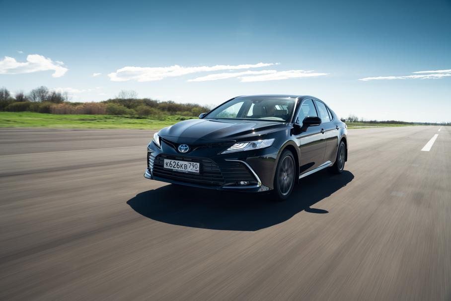 Два литра и вариатор: знакомимся с обновленной Toyota Camry