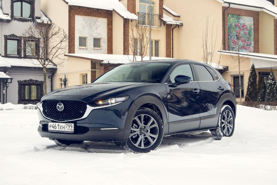 Mazda CX-30 с единственным 2-литровым мотором и автоматом cтоит от 1 959 000 рублей. Полный привод увеличивает цену ровно на 100 тысяч. Топ-комплектация — это 2 218 000 рублей плюс пакет за 370 тысяч — итого 2 588 000. Можно взять пакет чуть попроще — без люка и камер по кругу, но всё ещё с кожей, ассистентами и электробагажником, тогда получится чуть меньше 2,5 миллионов