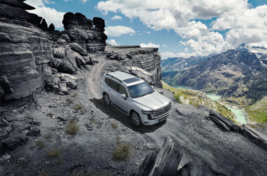 Новый Land Cruiser 300 — это модульная архитектура TNGA GA-F, на 200 кг сниженная масса и улучшенная развесовка по осям. Привод постоянный полный с тремя принудительными блокировками. Есть адаптивная подвеска, обновлённый переключатель режимов движения Multi-Terrain Select с новыми пресетами Auto и «Глубокий снег» и круиз-контроля для бездорожья Crawl Control. Дорожный просвет — те же 230 мм, что и у предшественника
