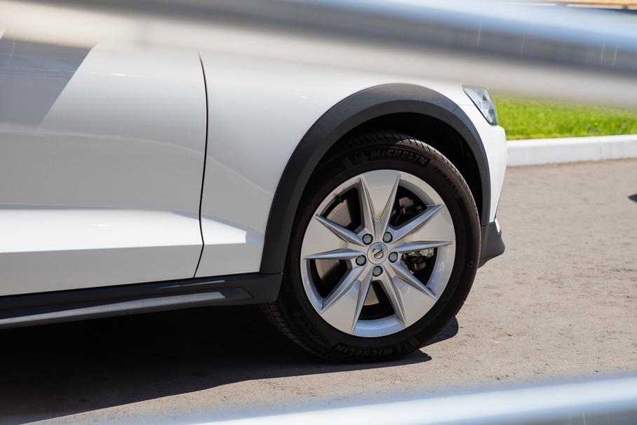 Такая разная вседорожность: универсал Volvo V60 Cross Country и кроссовер Infiniti QX50
