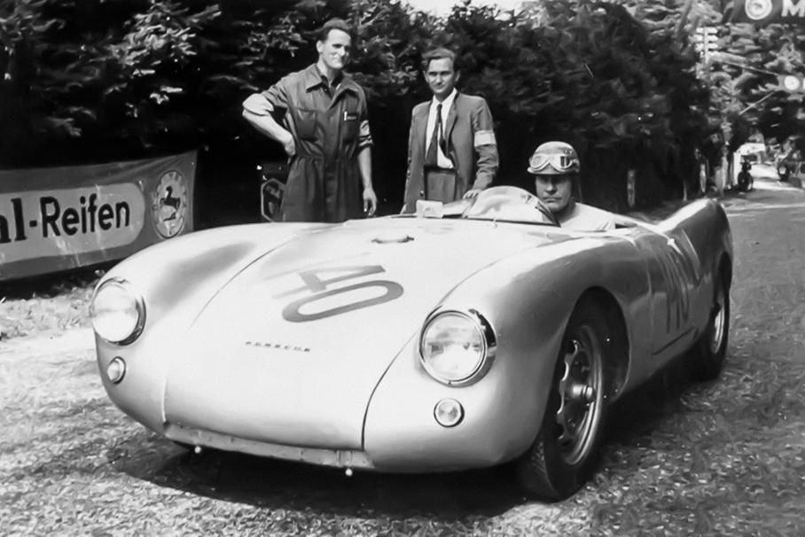 Фурман и механик Эберхард Шторц рядом с Porsche 550 Spyder. За рулём — Ганс Штук-старший
