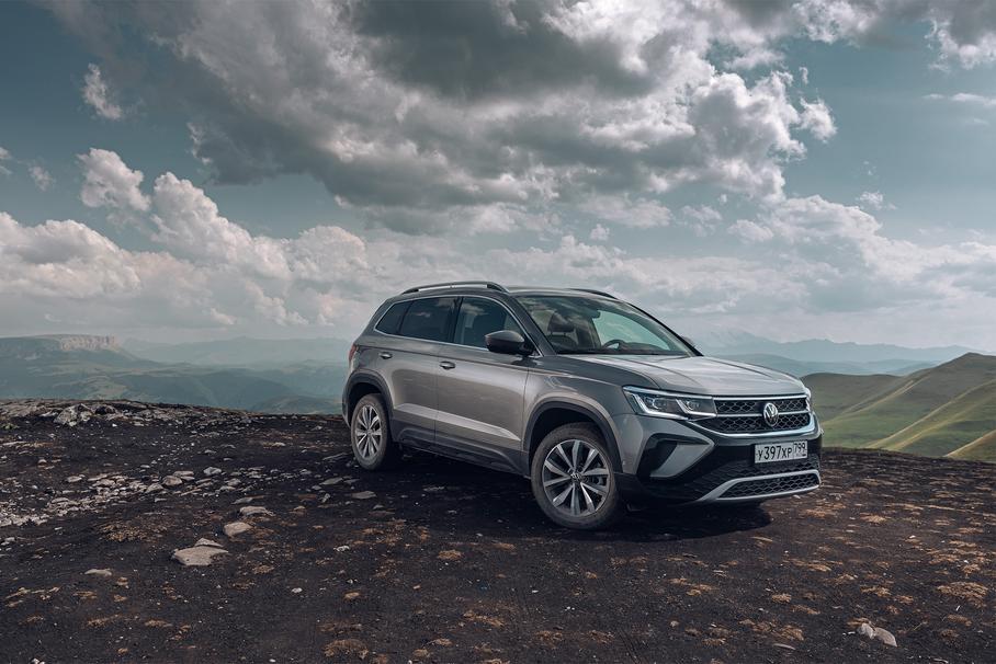 Volkswagen Taos едва ли можно назвать немецким автомобилем: в Германии он даже не продается (там вместо него модели T-Cross и T-Roc). Кроссовер с тем же именем недавно начали производить в Аргентине, но это другой Taos — аналог китайского Tharu! Тем временем в некоторые страны Европы приедет другая модель того же класса: Nivus, и он разработан в Латинской Америке… Видимо, перелицованный Karoq — действительно оптимальное решение для нашего рынка