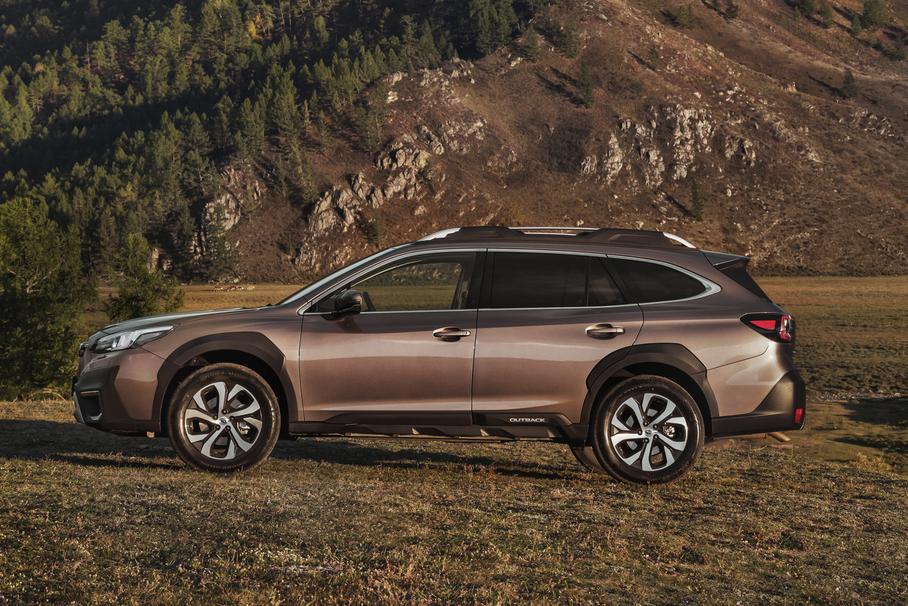 Габаритная длина Subaru Outback составляет 4870 миллиметров (на 50 миллиметров больше, чем у предшественника), а ширина — 1875 миллиметров (+35 миллиметров). Высота и размер колесной базы не поменялись — 1670 и 2745 миллиметров соответственно. Угол въезда и съезда составляют 18,1 и 18,8 градуса соответственно.
