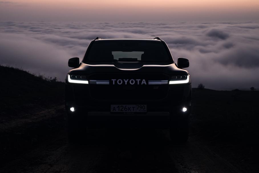 Вместе с Land Cruiser 300 компания Toyota запустила новую программу постгарантийной поддержки: семь лет или 160 тысяч километров пробега при учете прохождения каждого ТО у официального дилера.
