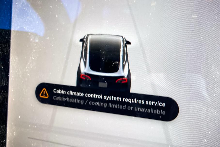 Сообщение о неработающем климат-контроле на экране Tesla