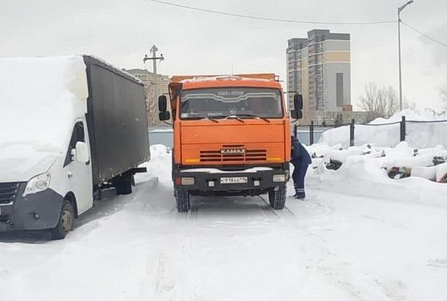 Видео: в Казани водитель КамАЗа устроил дрифт на кольце