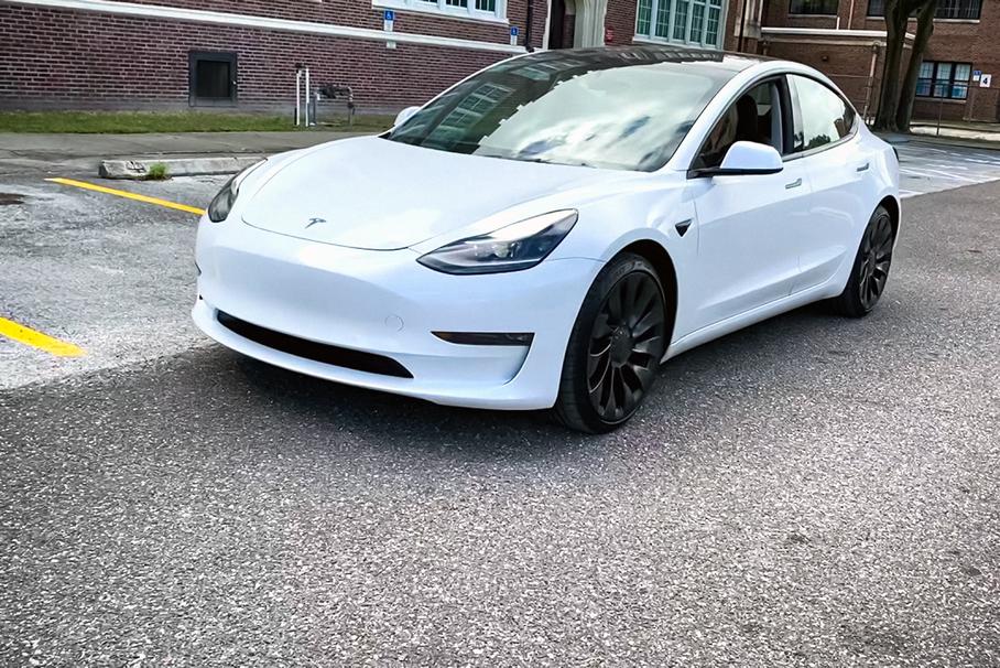 Tesla вручила покупателю новый Model 3 без важнейшей детали