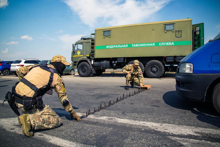 Еще одной российской службе дадут право останавливать автомобили для досмотра