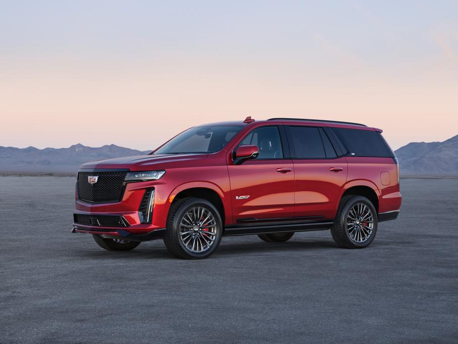 «Заряженный» Cadillac Escalade, новая Toyota Sequoia и «суперчёрный» Brabus: главное за неделю