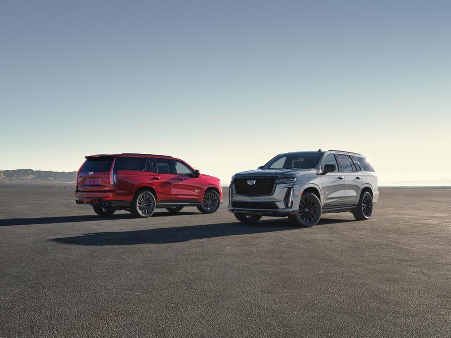 «Заряженный» Cadillac Escalade, новая Toyota Sequoia и «суперчёрный» Brabus: главное за неделю