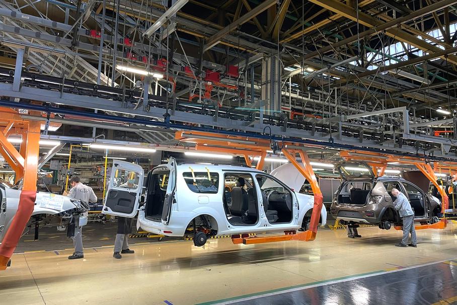 В России сократят производство нескольких моделей Lada и Renault