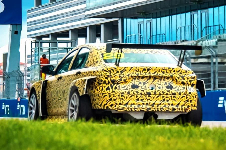 Обновленную гоночную Lada Vesta случайно рассекретили в Сети