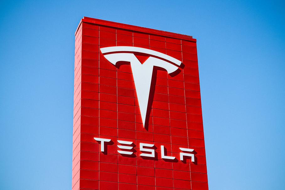 У более 800 тысяч электрокаров Tesla обнаружили проблему с ремнем безопасности