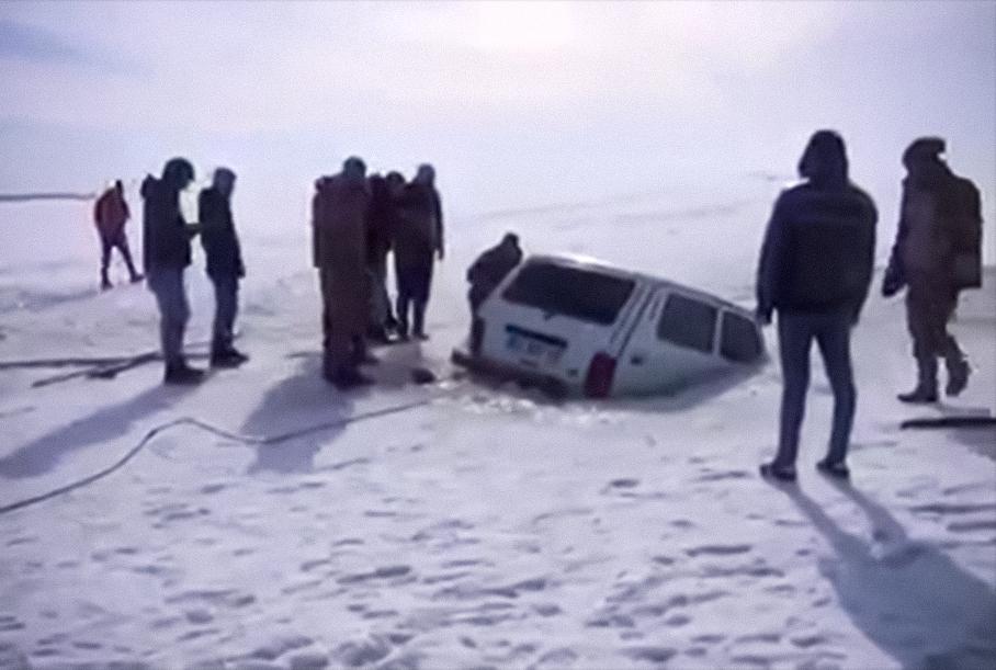 Видео: Lada Niva утопили в турецком озере во время тест-драйва