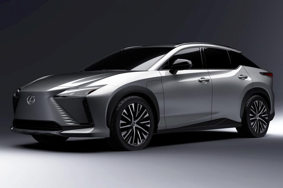 Самый мощный в мире люксовый кроссовер, серийный электрический Lexus и «гоночные» спецверсии Maserati: главное за неделю