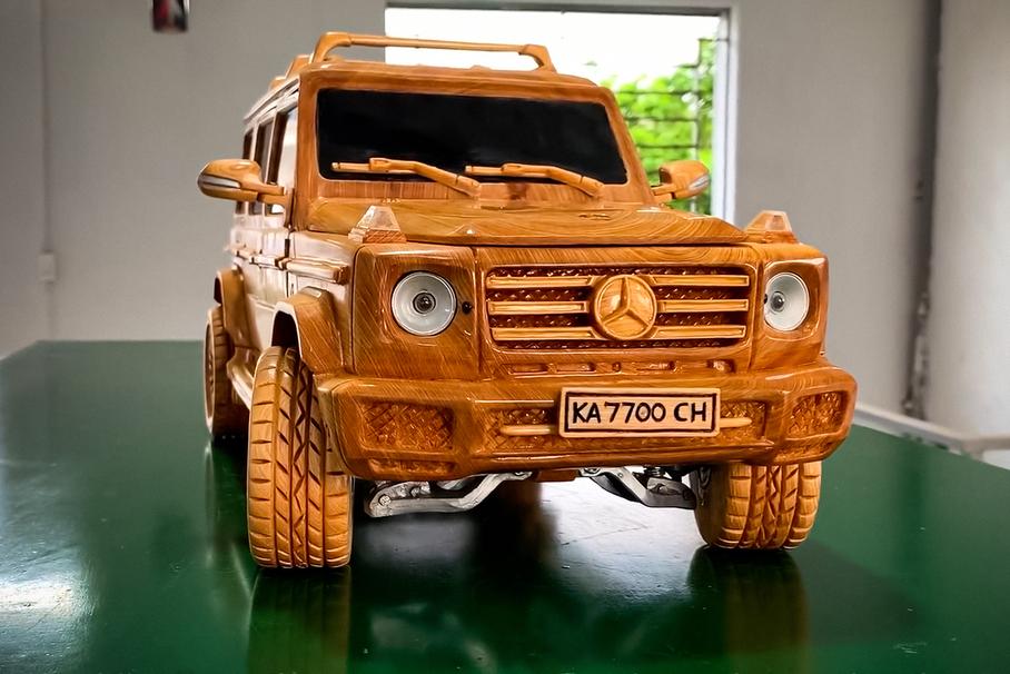 Видео: деревянный брусок превратили в детальную копию Mercedes-Benz G500