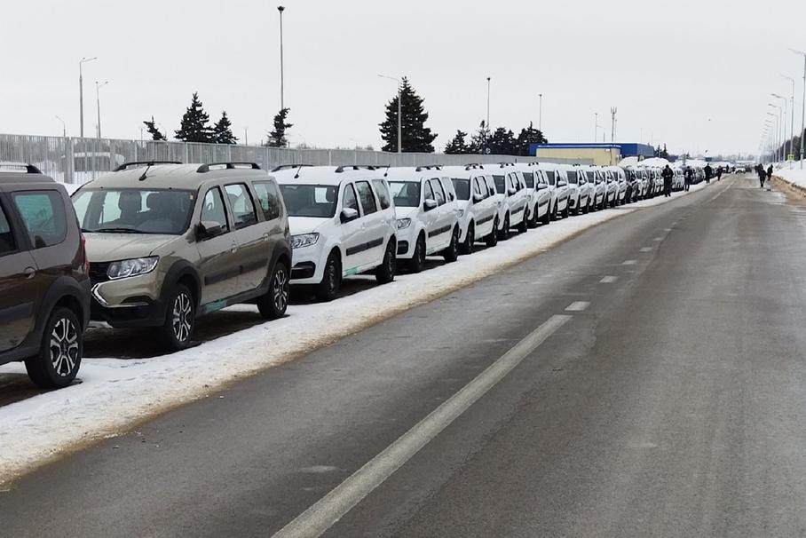Посмотрите на бесконечную очередь из Lada Largus: они не могут попасть к дилерам