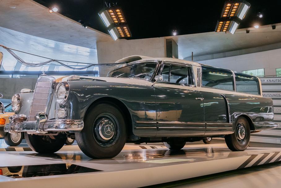 Mercedes-Benz напомнил об уникальном универсале Type 300 Adenauer