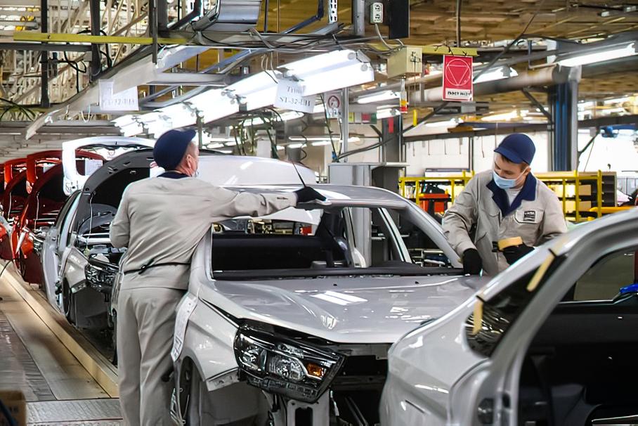 Объемы выпуска легковых автомобилей упали в России на 14 процентов