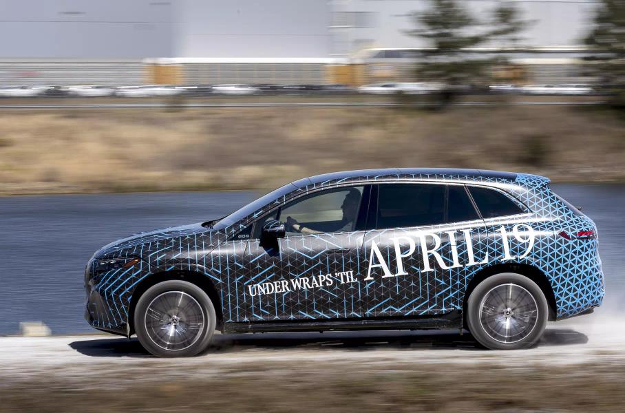 Электрический кроссовер Mercedes-Benz EQS: новое изображение