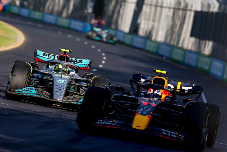 Mercedes-AMG Хэмилтона на хвосте у Серхио Переса, Red Bull