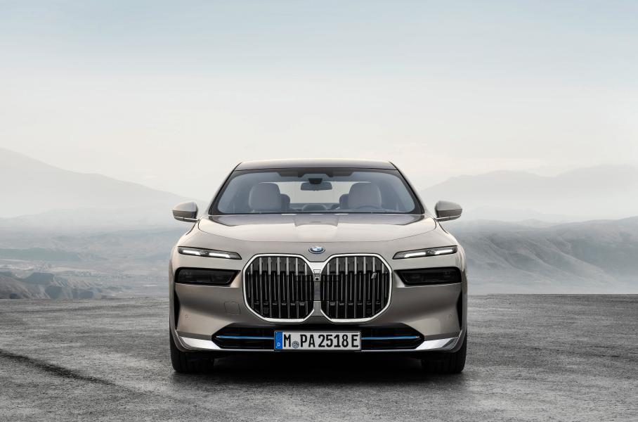 BMW 7-Series нового поколения, электрический Mercedes-Benz EQS SUV и электрокроссовер Lexus RZ: главное за неделю