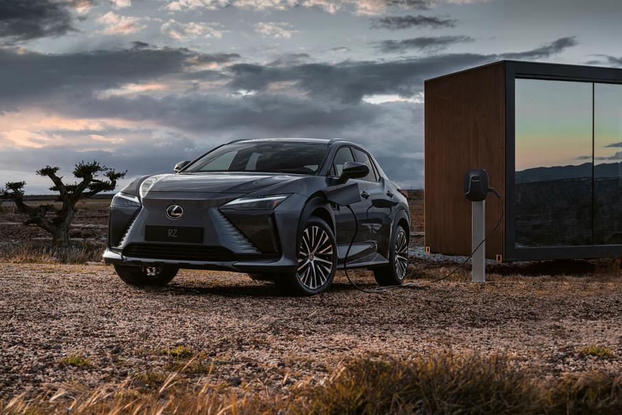 BMW 7-Series нового поколения, электрический Mercedes-Benz EQS SUV и электрокроссовер Lexus RZ: главное за неделю