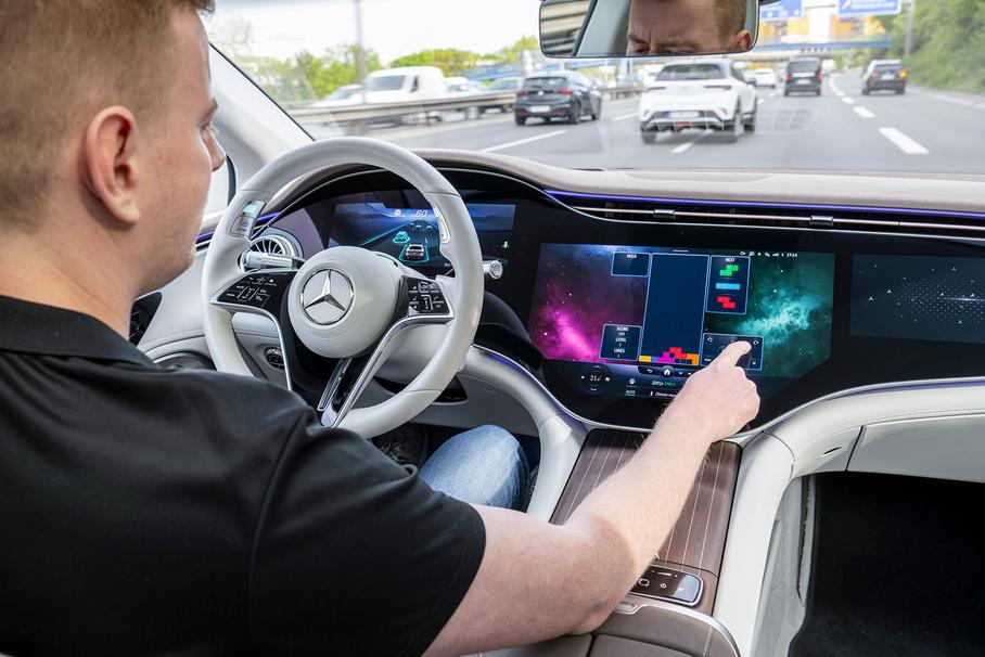 Mercedes-Benz внедряет самый продвинутый в мире автопилот