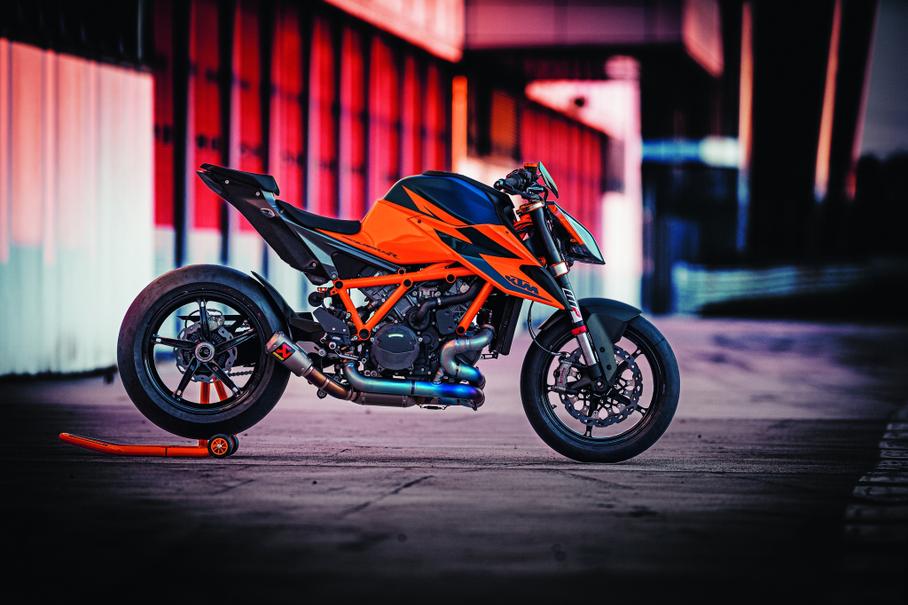 KTM показал, как мотоцикл превращается в эксклюзивный Brabus 1300 R
