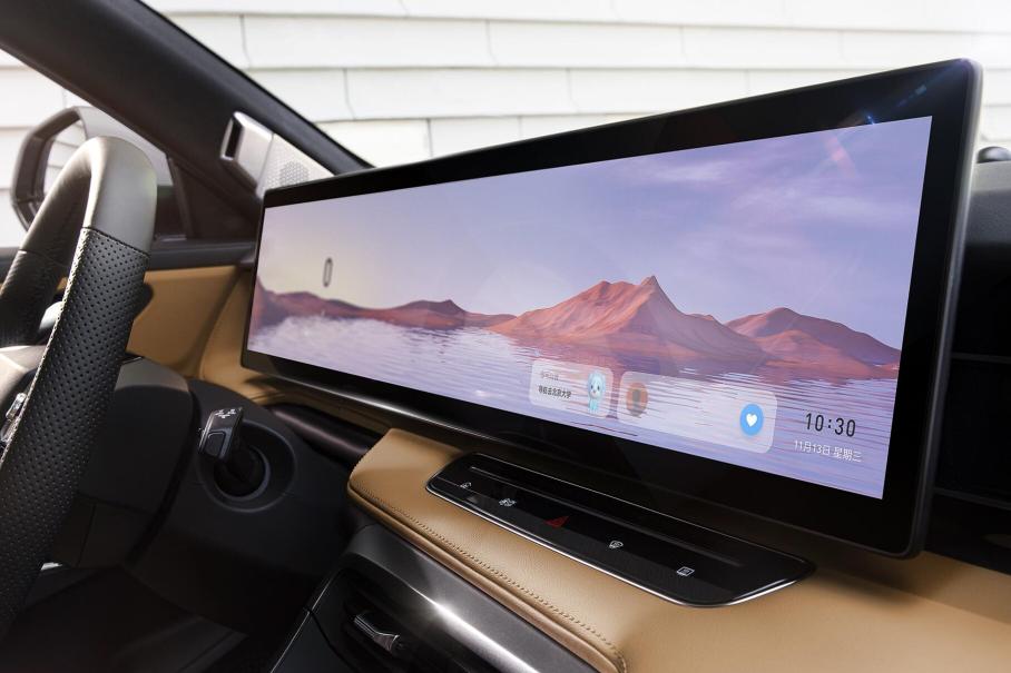 Китайский Roewe RX5 получил гигантский экран, который можно двигать