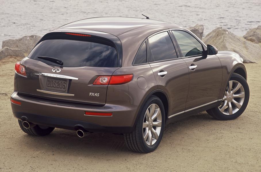 Infiniti FX — едва ли не первый кроссовер с низкой куполообразной крышей. За неё он получил в России одно из своих прозвищ: черепаха. Правда оно не прижилось: как можно называть черепахой нечто настолько быстрое для своих размеров...