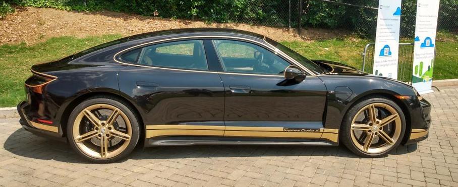 Porsche Taycan превратили в культовый Pontiac Бёрта Рейнольдса