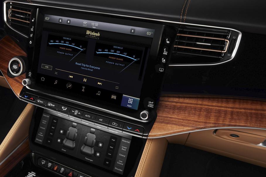 Американская компания McIntosh разработала для актуального поколения Jeep Wagoneer первую — как она сама утверждает — аудиосистему с референсным качеством звучания. Это такой уровень, на котором музыка воспроизводится максимально близко к тому, как она была исполнена и записана. Это позволяет профессионалам в сфере аудио использовать такую систему как эталон для сравнения с ней других