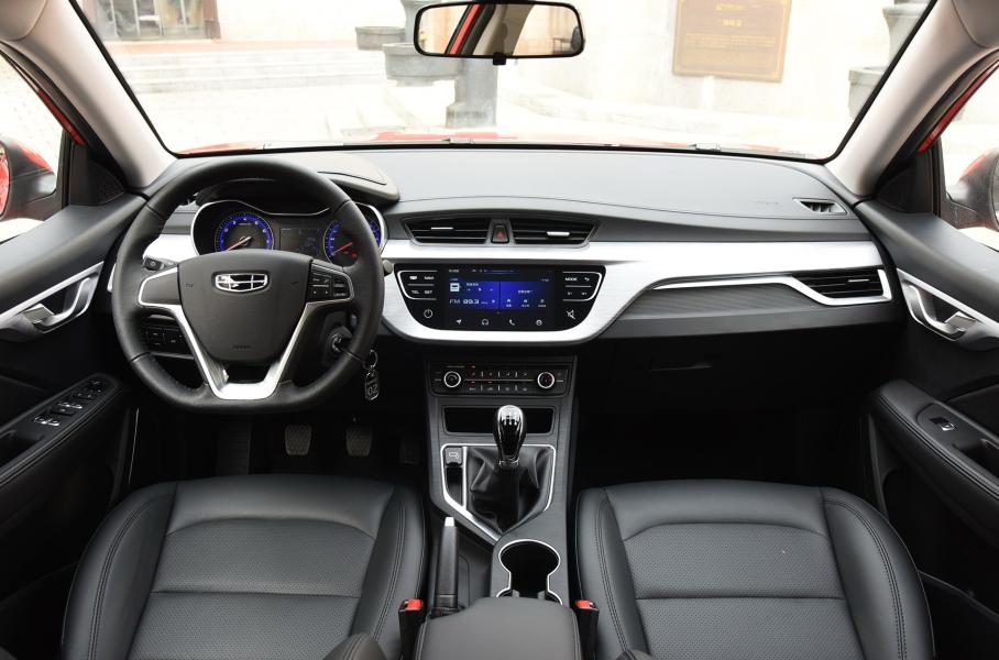 Салон небогато оснащенного седана Geely Vision, autohome.com.cn