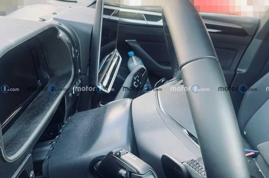 Обновленный Volkswagen Arteon получит гигантский экран и рычаг коробки на руле